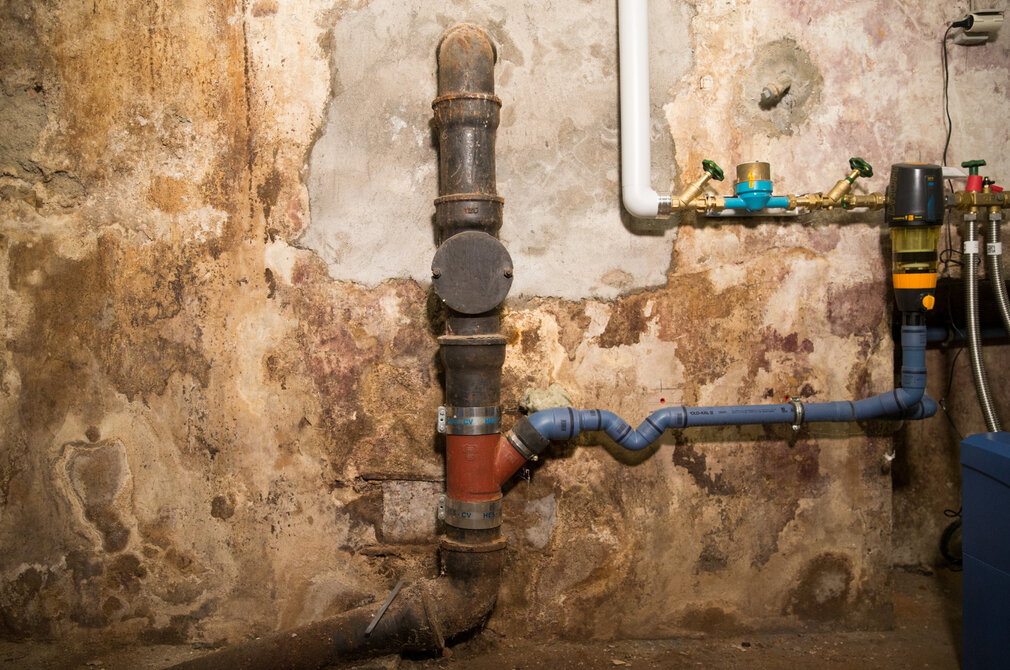 Heizungsrohre im Keller