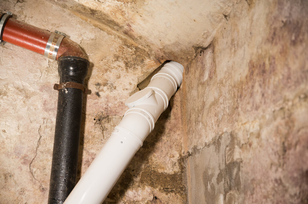 Rohre im Keller für Heizung und Trinkwasser