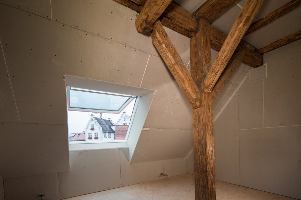 Dachgeschoss mit historischen Balken