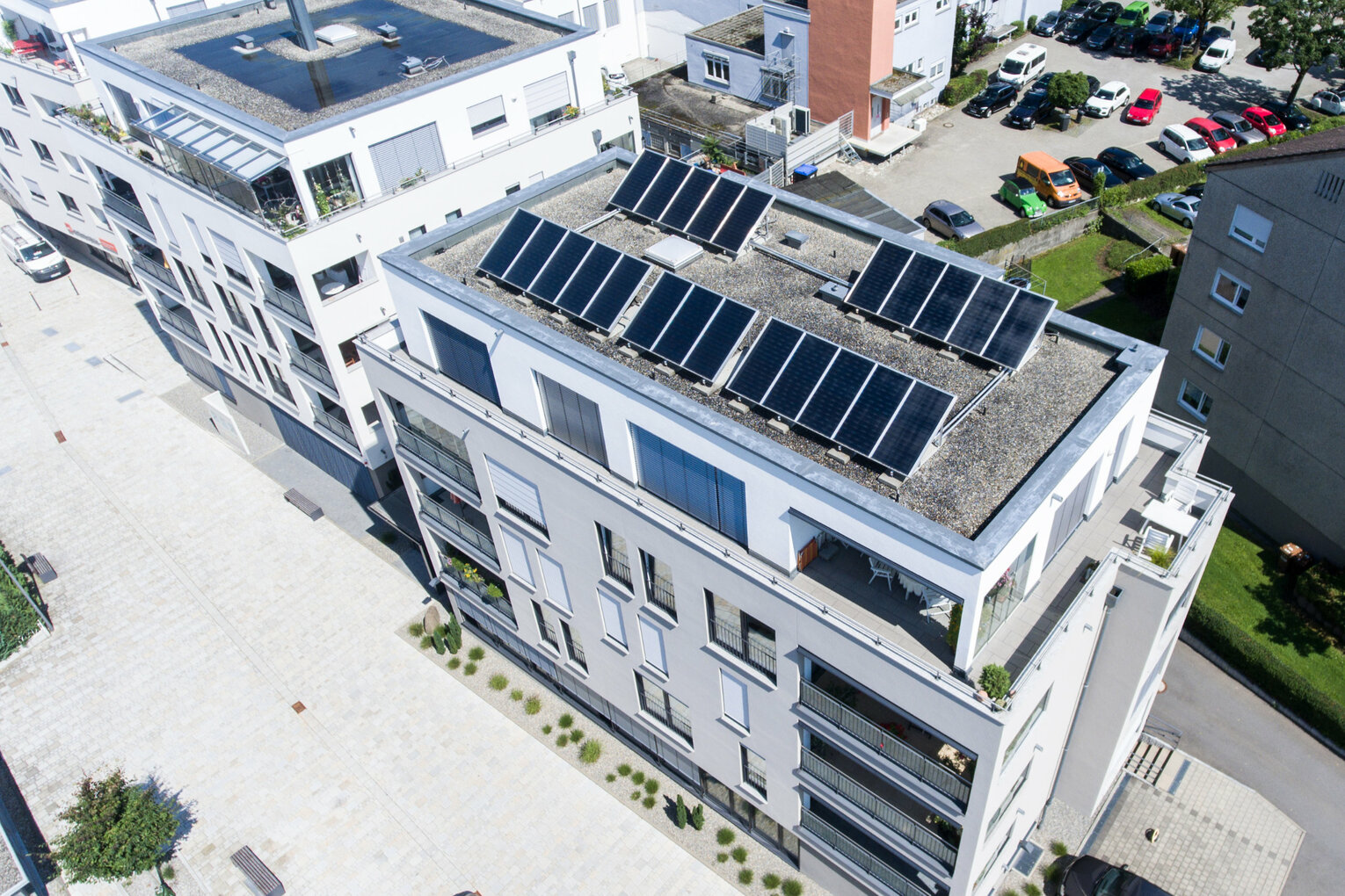 Solaranlage auf dem Dach Mehrfamilienhaus