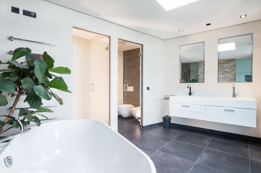 Badschrank mit Spiegeln und Doppelwaschbecken