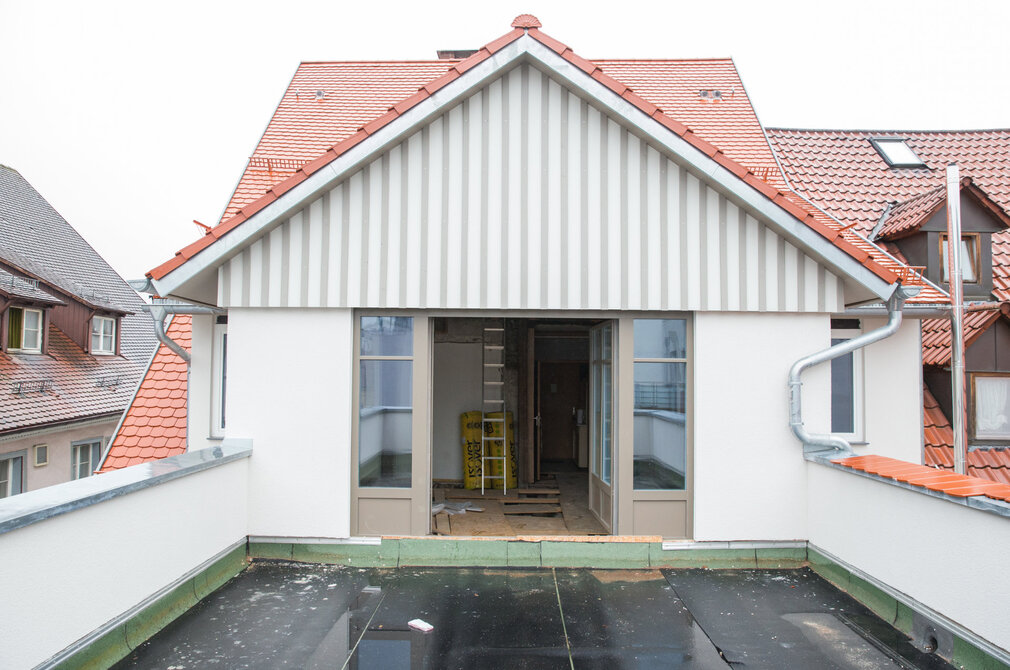 Blechbearbeitung des historischen Dachs mit Biberschwanz-Eindeckung