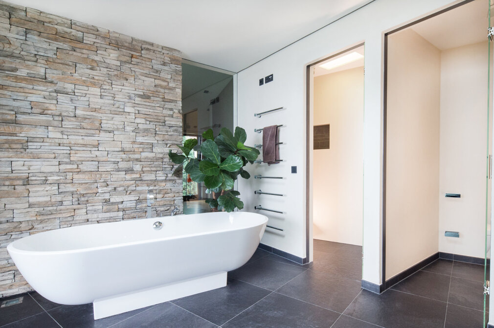 Weiße Badewanne im Badezimmer