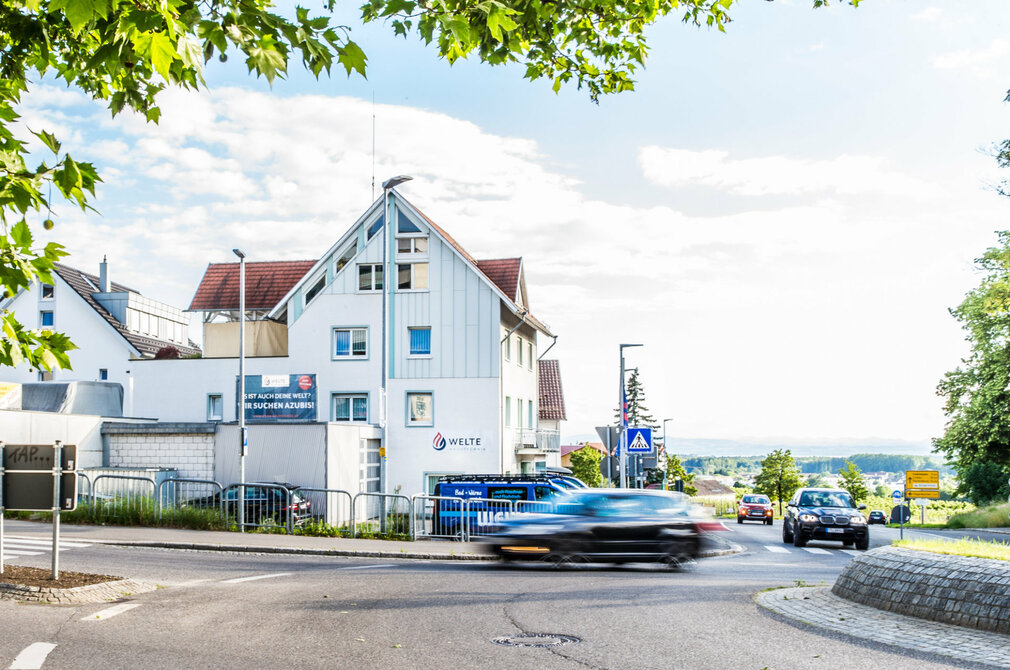Seestraße in Tettnang Kreisverkehr Autos Welte Haustechnik
